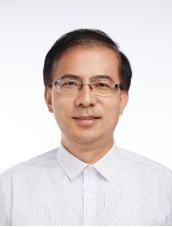 五十岁左右男性高管肖像,穿深色西装,白色衬衫,蓝色领带,背景为办公室